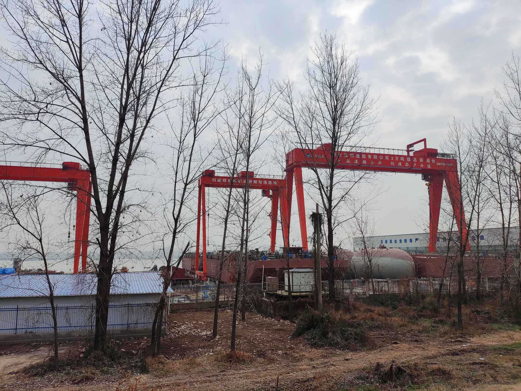长江边的造船厂