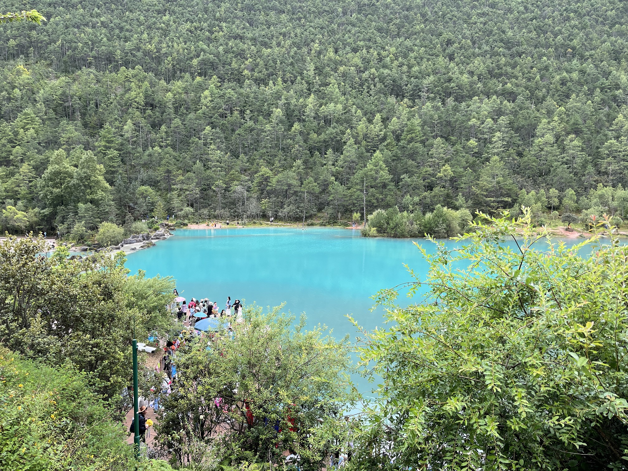 林间的蓝月湖